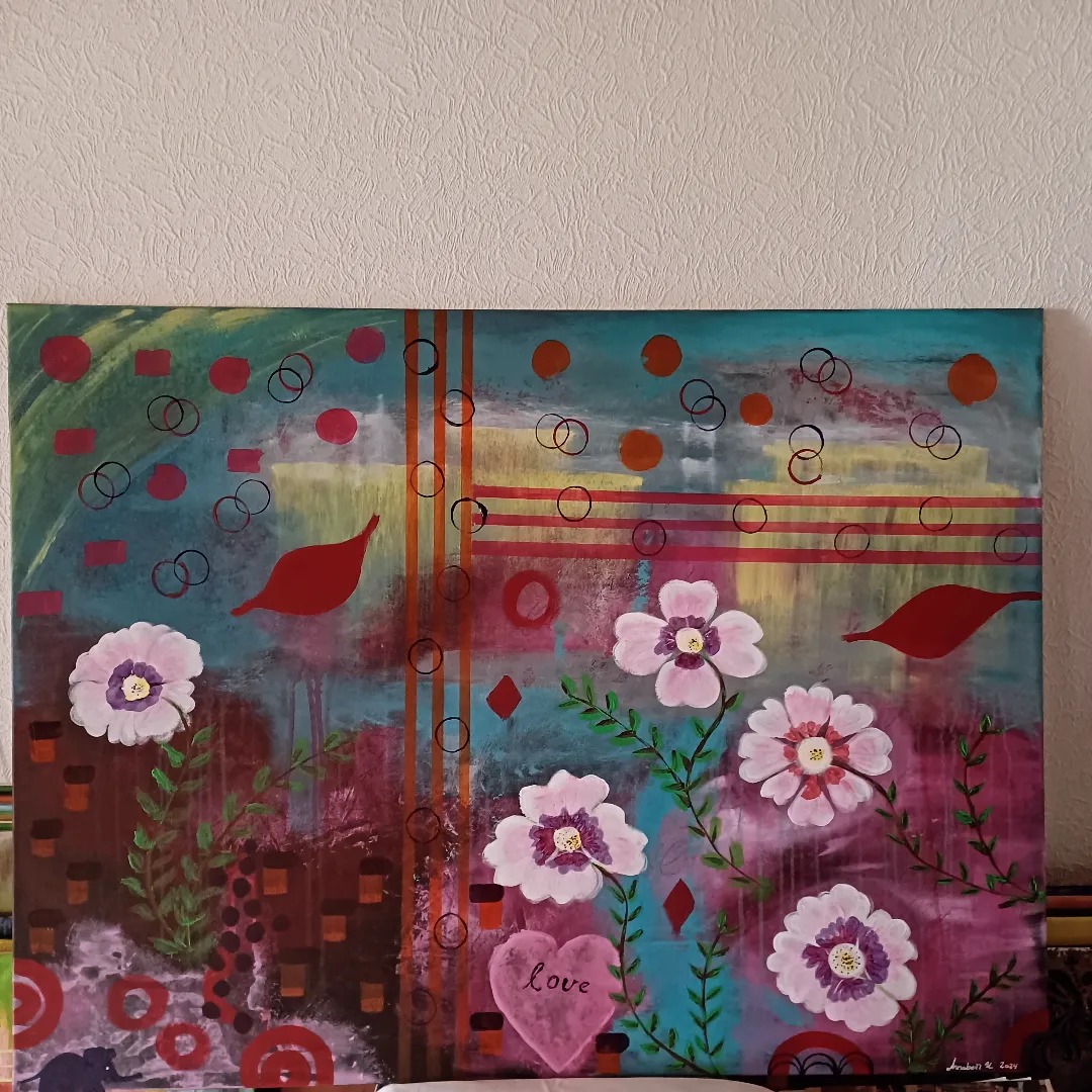 Farverigt abstrakt maleri med blomster, røde hjerter, cirkler og striber på lærred.